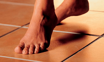 blootsvoets lopen als oorzaak van het verschijnen van de schimmel op de huid van de voeten