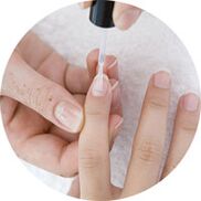 nagellak aanbrengen om nagelschimmel te behandelen